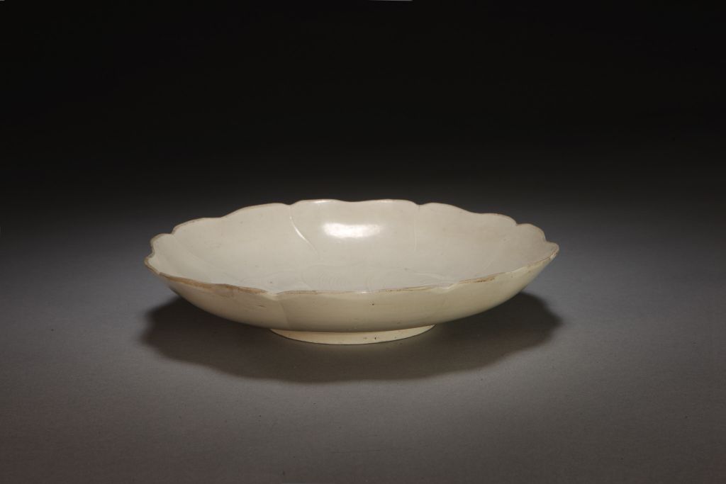 图片[1]-Dingyao white glaze carved sunflower plate-China Archive